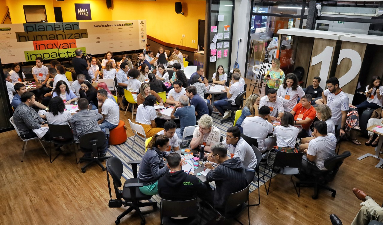 grupo de pessoas numa sala de reunião